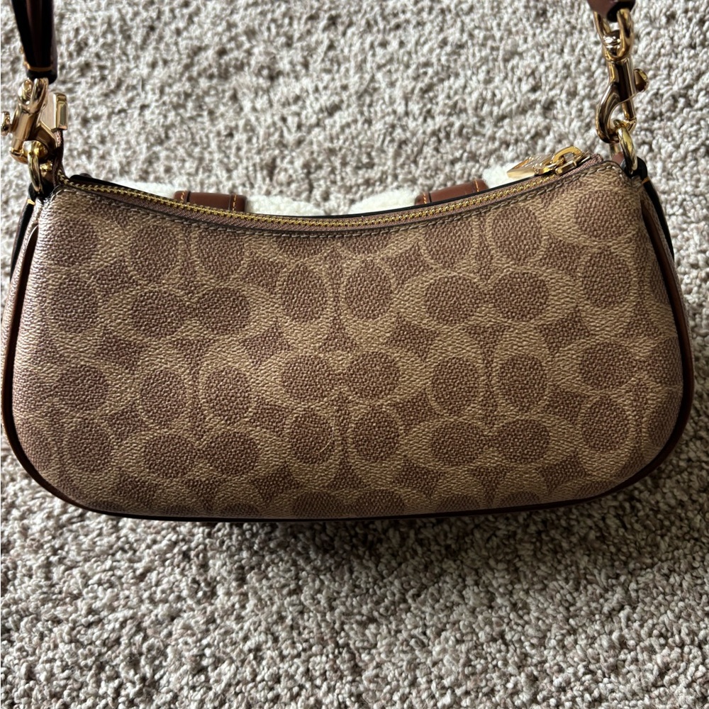 Coach Ashton in Signature Canvas with Shearling Shoulder Bag - Picture 4 of 6